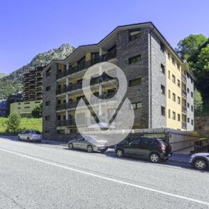 Amplia plaza de parking para comprar en Arinsal